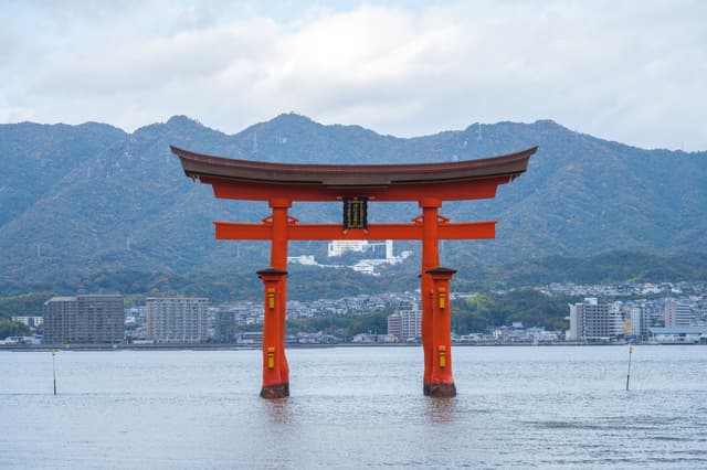 El gran torii bermellón del santuario de Itsukushima en el mar, Miyajima