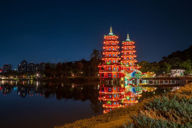 Les pagodes del Drac i el Tigre il·luminades i reflectides a Lotus Pond, Kaohsiung