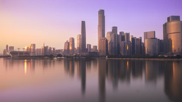 L'skyline de Guangzhou reflectit al riu de les Perles al capvespre, Xina