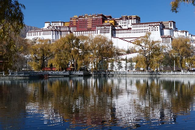 El Palau de Potala reflectit a l'aigua, Lhasa, Tibet