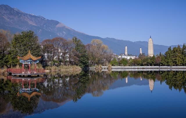 Les Tres Pagodes del temple Chongsheng reflectides en un estany, Dali