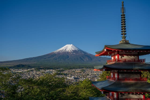 La pagoda Chureito con el monte Fuji nevado detrás, cerca del lago Kawaguchi