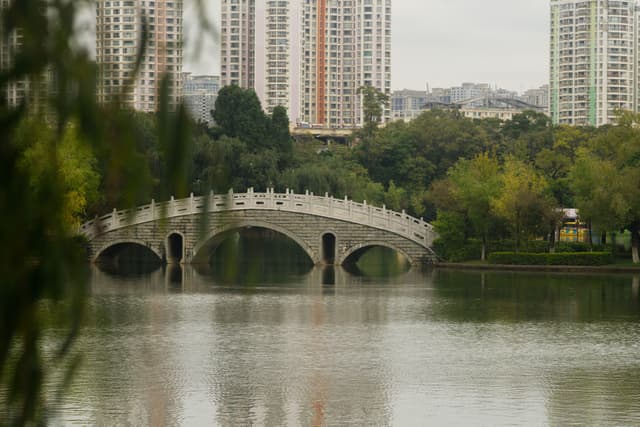 Pont de pedra en arc sobre un llac a Kunming, Yunnan