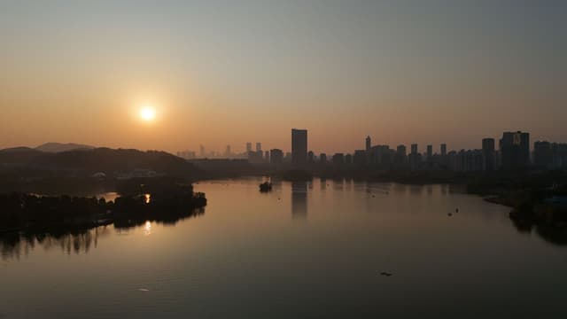 Posta de sol sobre el riu i l'skyline de Changsha, Hunan, Xina
