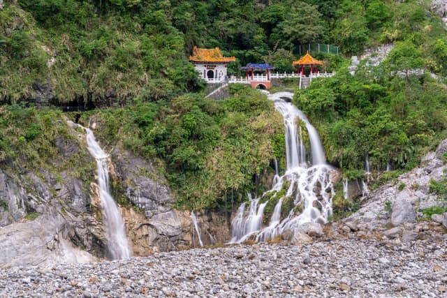 El Santuari de la Primavera Eterna sobre les seves cascades a la gorja de Taroko, Taiwan