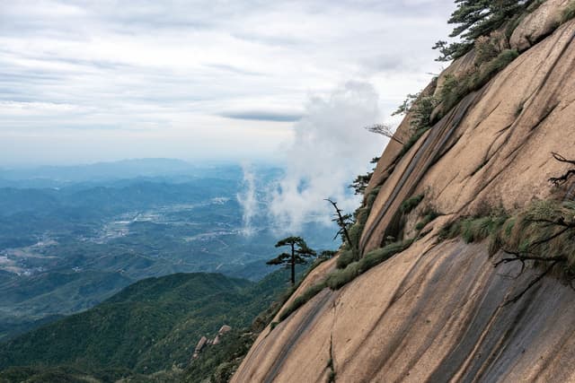 Cingles de granit i valls amb boira al mont Huangshan