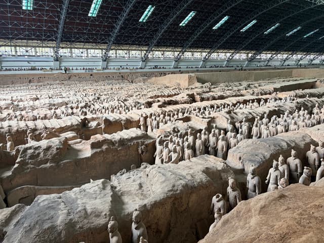 Files dels Guerrers de Terracota a la fossa d'excavació, prop de Xi'an