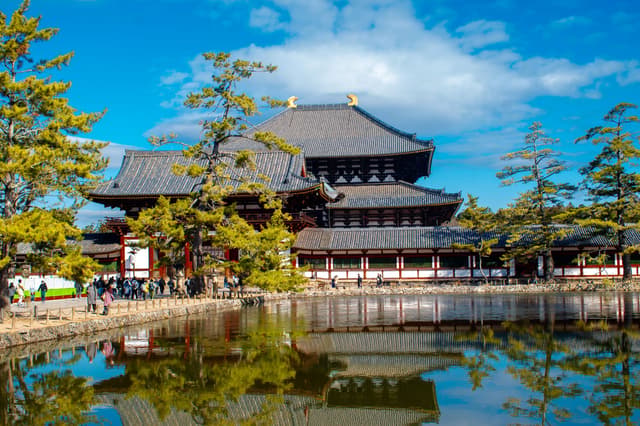 La sala del Gran Buda de Todai-ji reflejada en un estanque en Nara, Japón