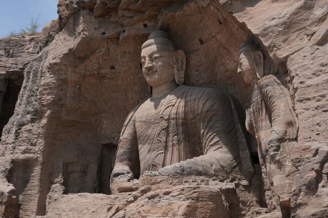Budes de pedra tallats als cingles de les grutes de Yungang, Datong, Xina