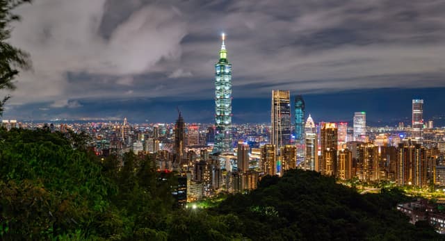 El Taipei 101 i el skyline de Taipei il·luminats de nit, vistos des d'Elephant Mountain