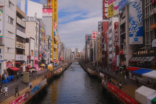 Carteles y edificios a lo largo del canal de Dotonbori en Osaka, Japón