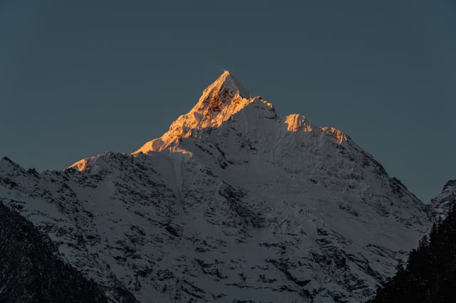 Sortida de sol sobre el cim de la muntanya nevada de Meili, a prop de Deqin, Yunnan, Xina