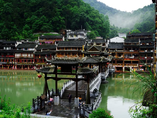 Pont de fusta i cases vora el riu Tuojiang a la ciutat antiga de Fenghuang
