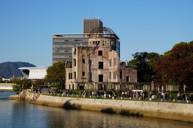 La Cúpula de la Bomba Atómica junto al río en el Parque Memorial de la Paz de Hiroshima