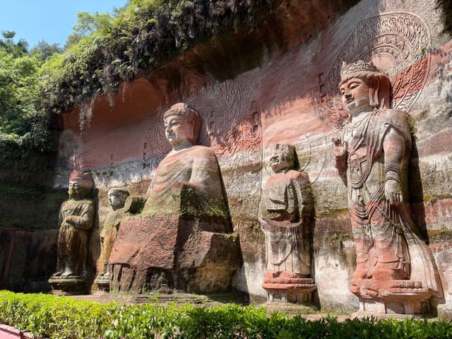 Budes tallats en cingles de gres vermell a Leshan, Sichuan, Xina