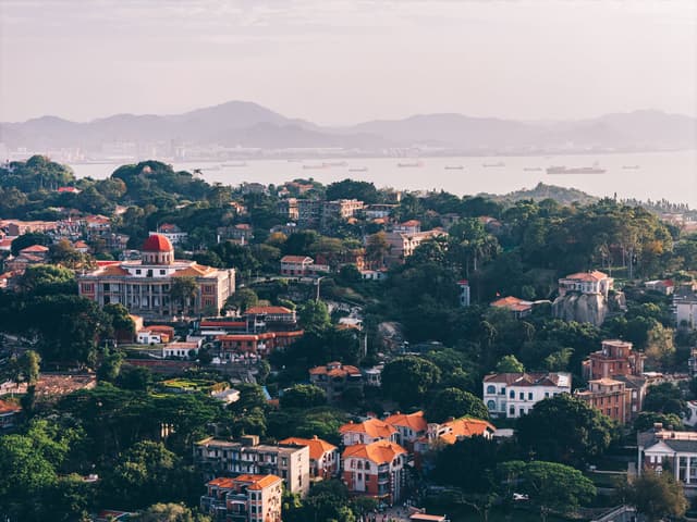 Vista aèria de l'illa de Gulangyu i el mar davant de Xiamen, Fujian, Xina