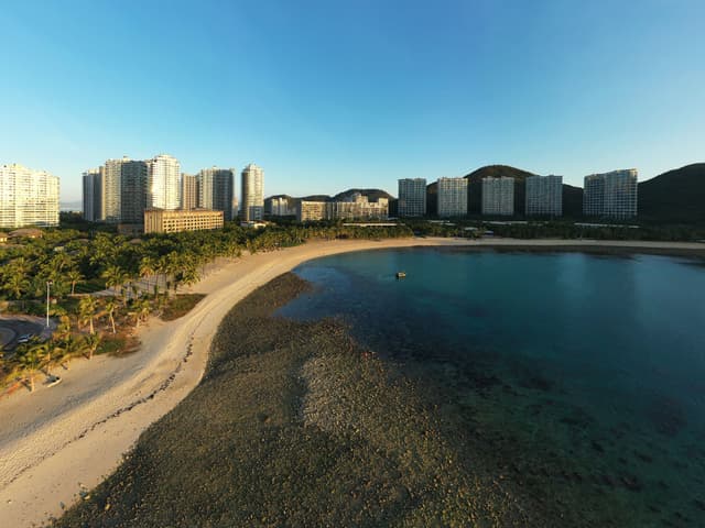 Vista aèria d'una platja i una badia a Sanya, Hainan, Xina