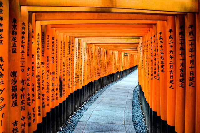Túnel de toriis bermellón en el santuario Fushimi Inari, Kioto