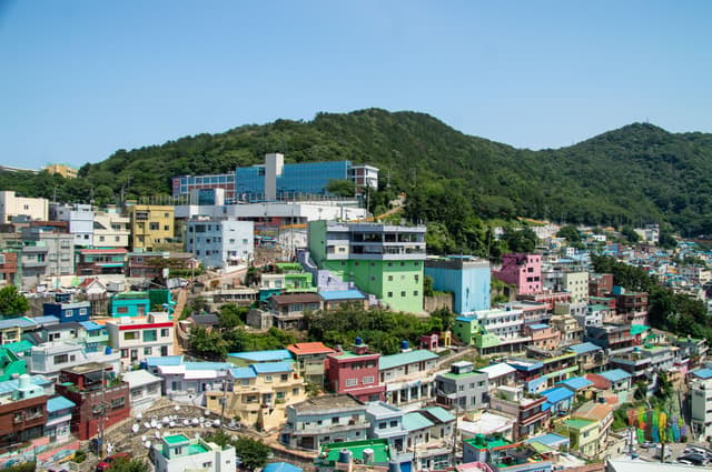 Casas de colores en la ladera del pueblo cultural de Gamcheon, en Busán