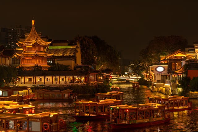 Barques il·luminades al riu Qinhuai de nit, Nanquín, Xina
