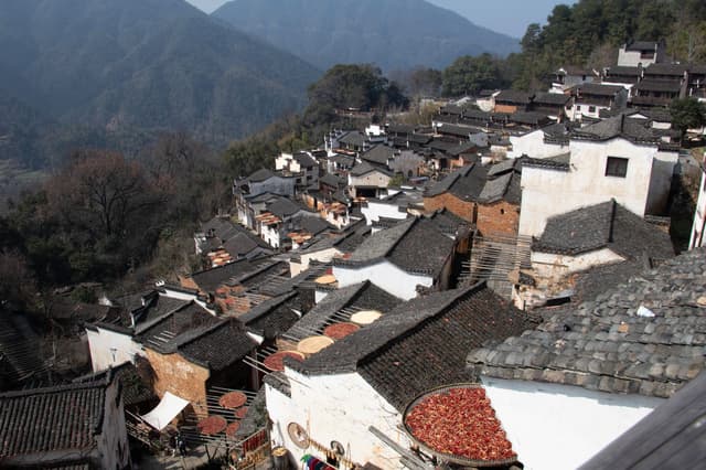 Cases emblanquinades i teulades d'un poble de Wuyuan, Jiangxi, Xina