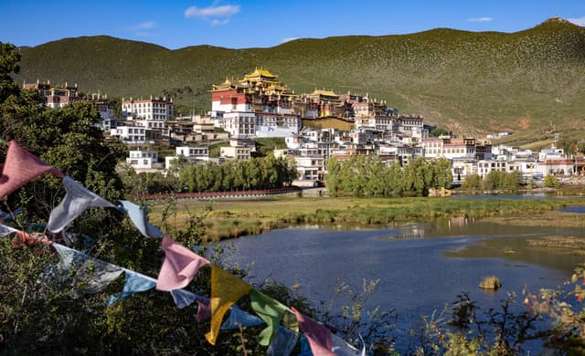 Monestir de Songzanlin sobre el seu llac a Shangri-La, Yunnan, Xina