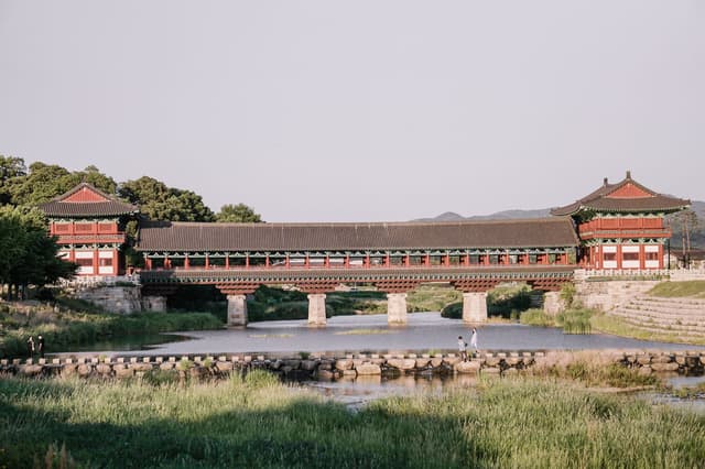 Woljeonggyo, el puente de madera cubierto y restaurado sobre el río en Gyeongju