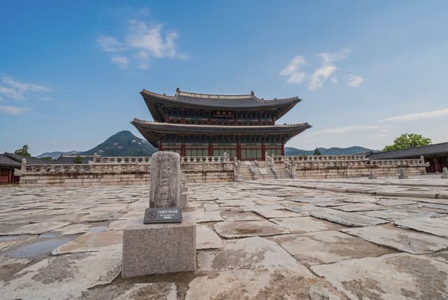 Salón del trono Geunjeongjeon del palacio Gyeongbokgung, en Seúl, bajo un cielo azul