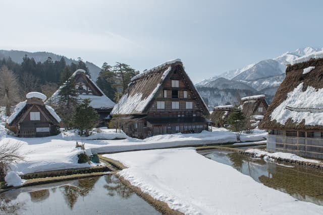 Casas gassho-zukuri con tejado de paja cubiertas de nieve en Shirakawa-go, Japón