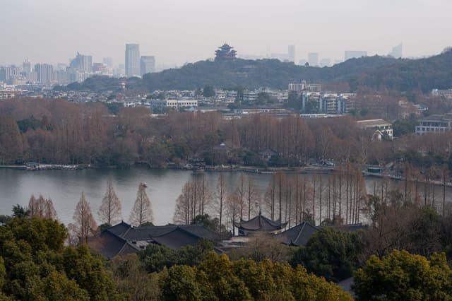 Vista panoràmica del Llac de l'Oest de Hangzhou amb edificis històrics